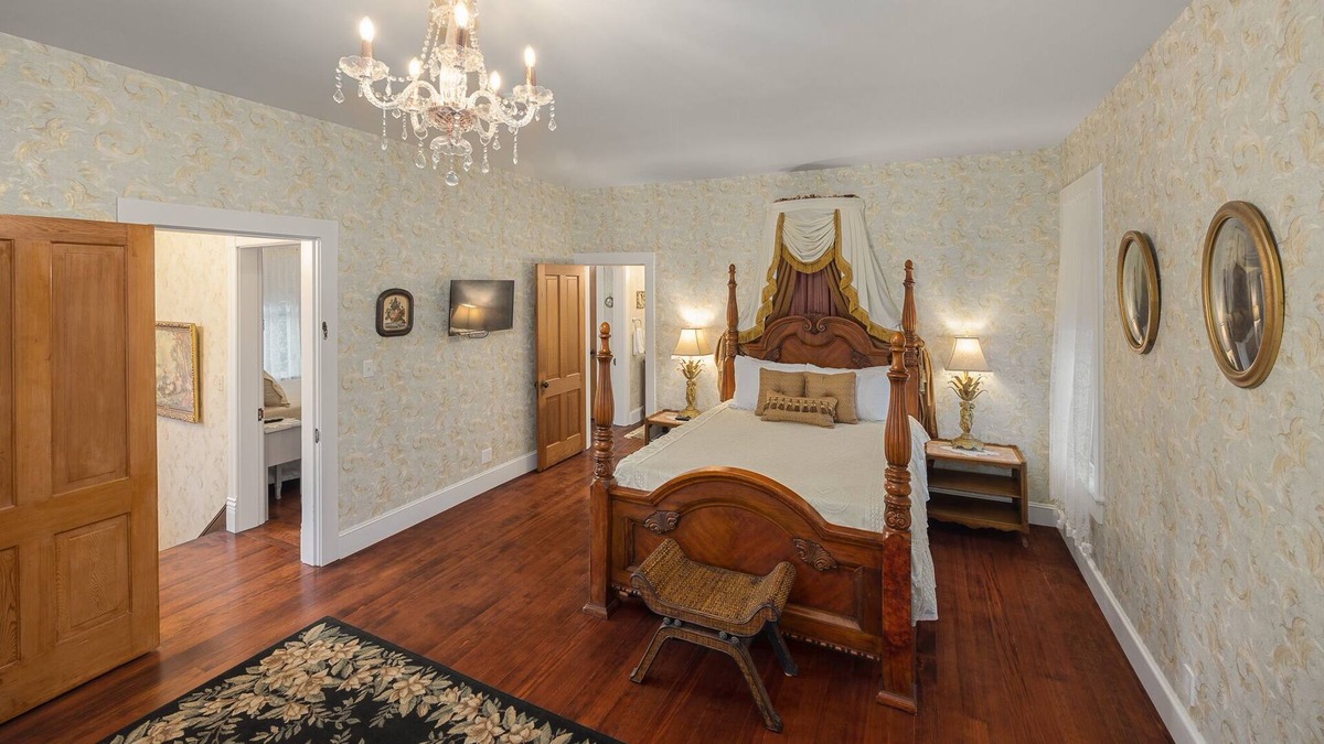Tillamook Apartment | READ DESCRIPTION-TWO ROOM SUITE ONLY-1890s Victorian-Tillamook-Goodspeed House