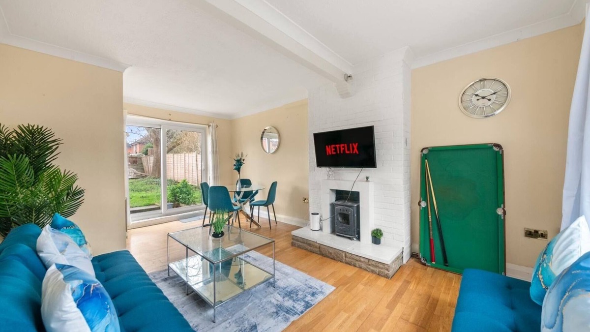 Reading House | Reading Centre for business or leisure with parking.