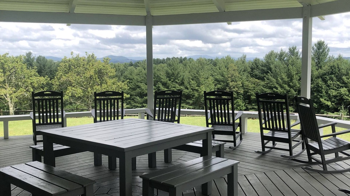 Glade Valley House | Ready, Set, Relax! Sleeps 8+and pet friendly You may never want to leave!