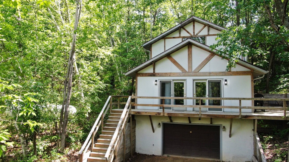 Norwalk Cabin | Ready to become a real love bird? Beautiful cabin to wake up hearing song birds