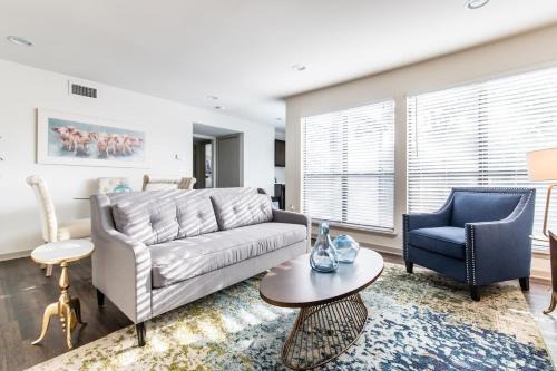Oak Lawn Apartment | Reagan 207