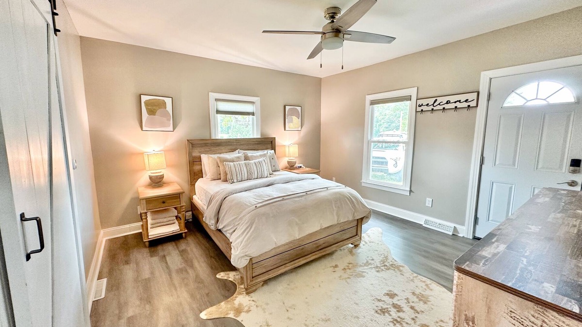 Redwood Cottage | Reagan’s Retreat~ Farmhouse Cottage on 45 acres~Hot Tub, Fire Pit