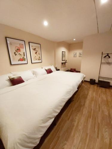 Thanon Phetchaburi House | Real Bangkok Guesthouse Private 3BR Home 3 Min to BTS Ratchathewi