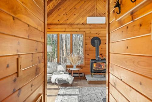 Pocono Lake House | Real Cabin feel Close to Beach Golf Cart included