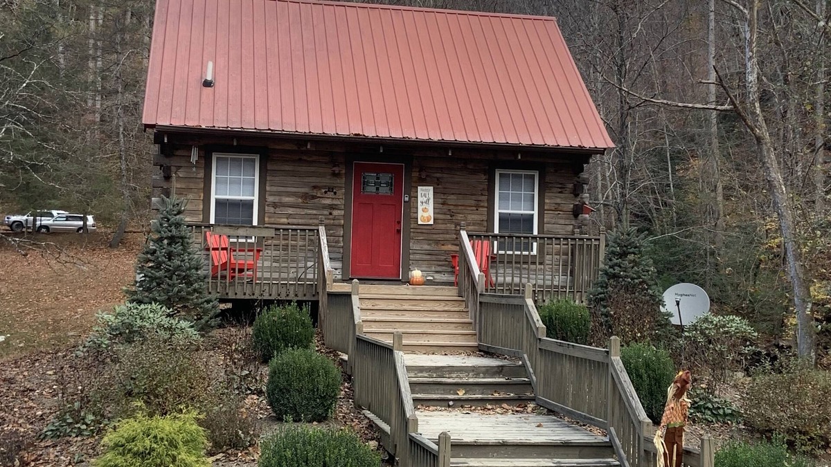 Deep Gap Cabin | Real Log Cabin, Beautiful Rushing Trout Stream, Hot Tub, Wifi.