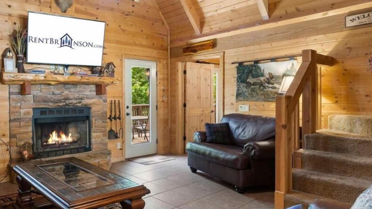 Branson Cedars Cabin | Real Log Cabin-HotTub, Loft, Near Big Cedar, Dog Friendly, Free Daily Attractions Tickets!