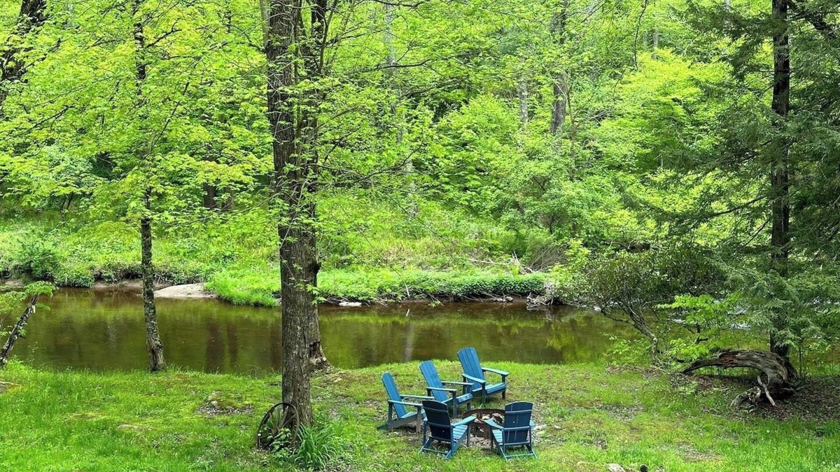 Milanville Cabin | Real log cabin in the forest with modern amenities for the nature lover