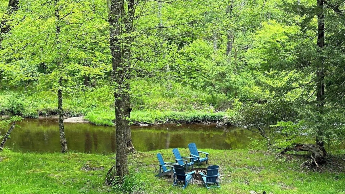 Milanville Cabin | Real log cabin in the forest with modern amenities for the nature lover