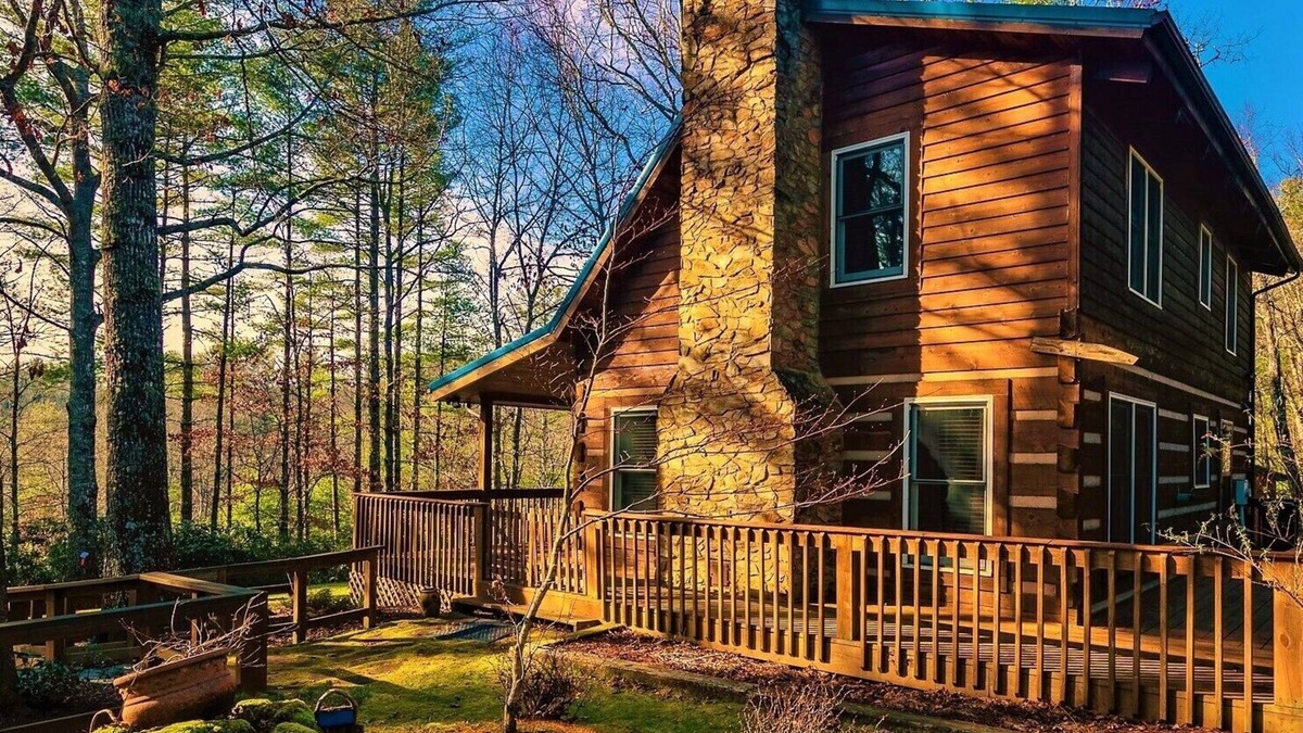 Fleetwood House | Real Log Cabin-Private Setting-Gated Community-Easy Access