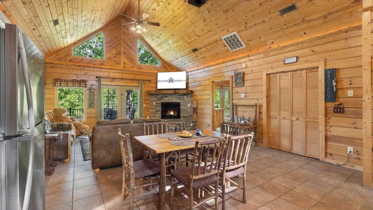 Big Cedars Cabin | Real LogCabin- Near Big Cedar! Private Hot Tub & Grill! Huge Deck Car Charger