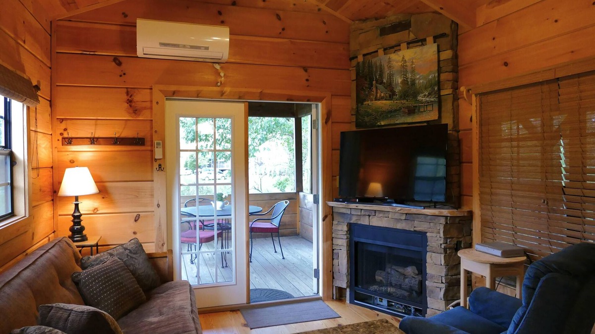 Linville Cabin | Real Logs-1BR, sleeping loft & futon-sleeps 6. Riverside w/Hot Tub