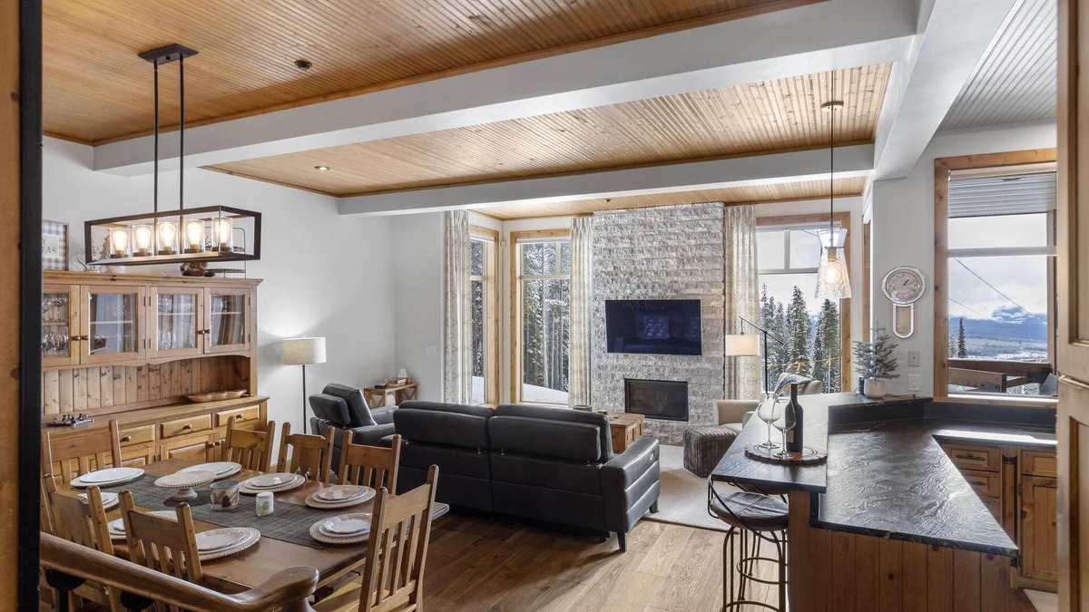 Big White Ski Resort House | Real Ski-In-Out within 5 minutes from the village and great views