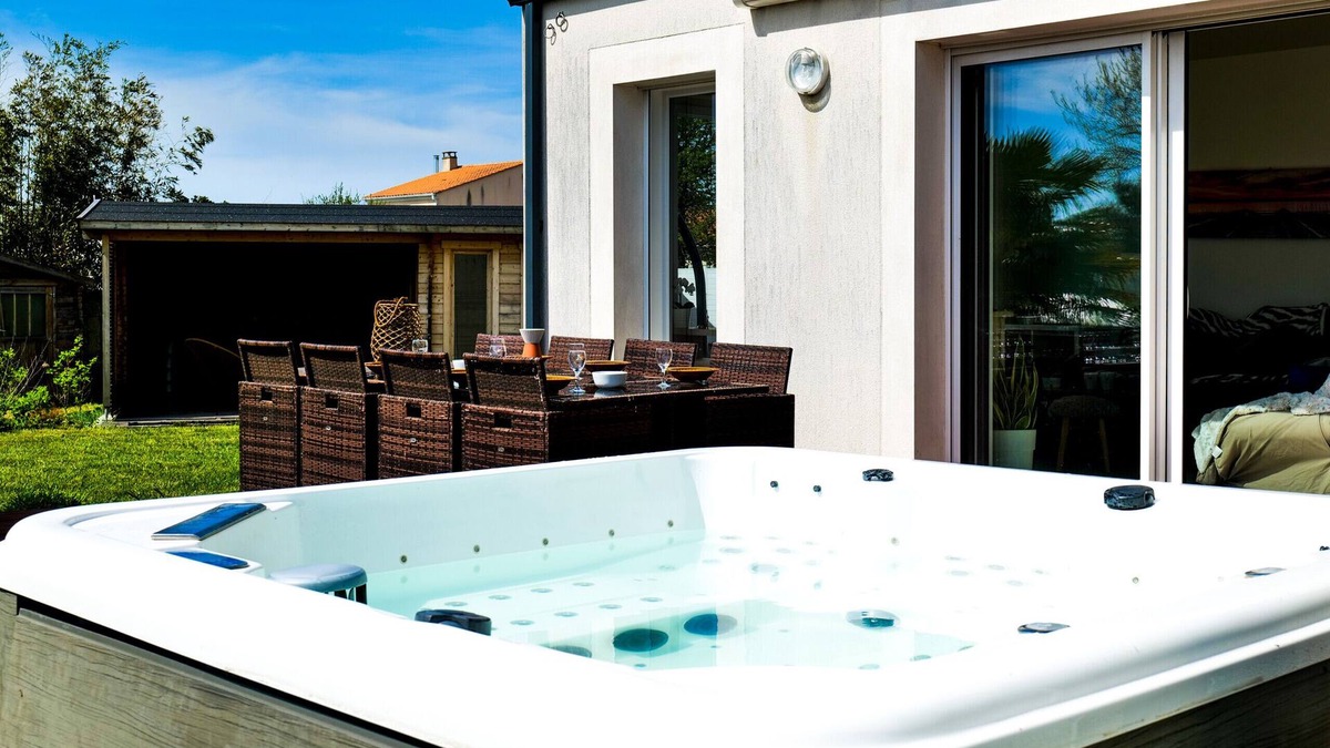 Chateau-d'Olonne Ski Chalet | Recent house, quiet location, Les Sables - sleeps 8
