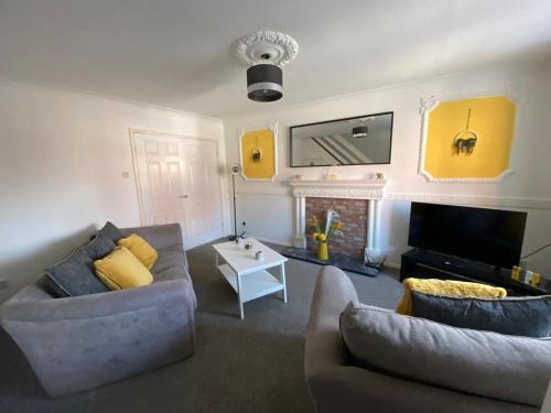 Blyth Apartment | Recently Furnished Stylish 3 Bed House by Town and Beach