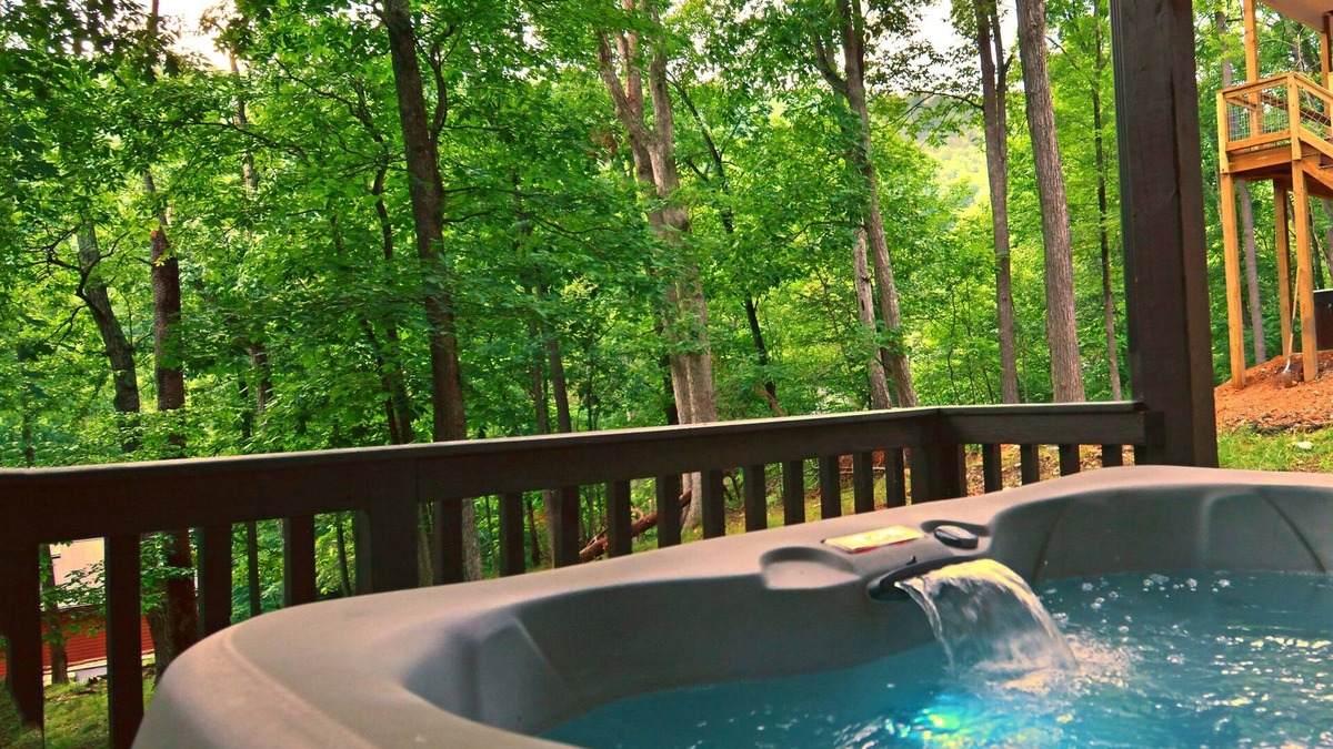 Massanutten Ski Chalet | Recently Refreshed 5BR | Game Room | Fire Table | Hot Tub | 3 Mins From Slopes