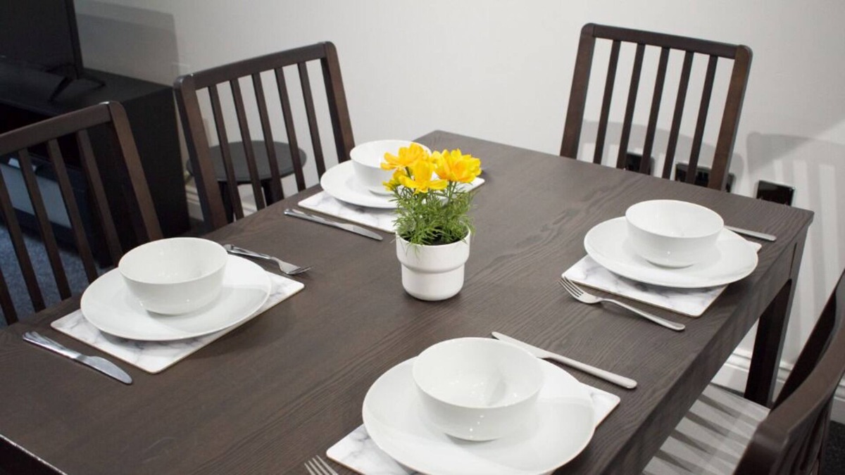 Rotherham Apartment | Recently refurbished apartment near town with parking included