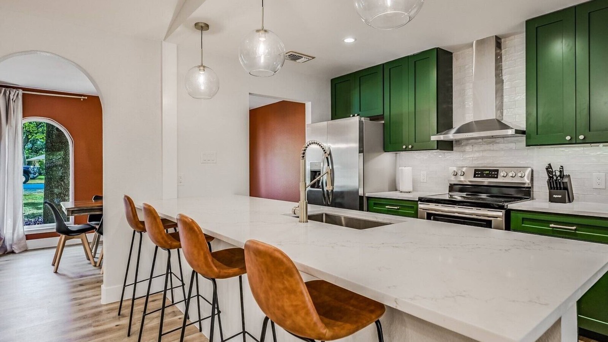 Forest North Estates House | Recently Remodeled Home~ Great for Small Groups & Families!