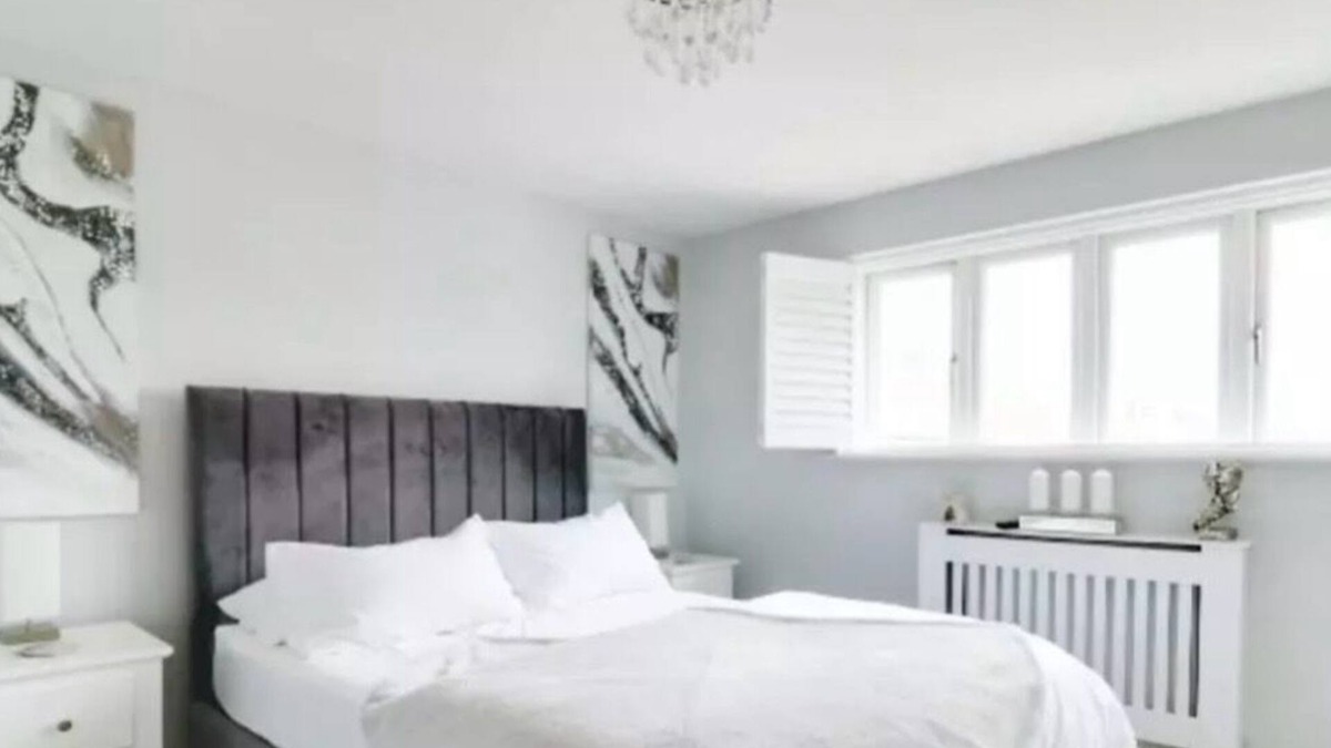 Hatfield House | Recently renovated, modern house. Next to train station. 30 minutes to London.