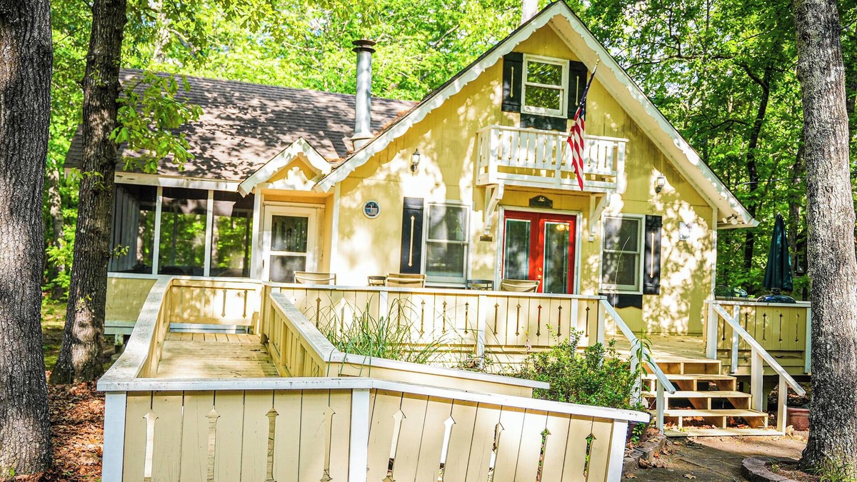 Pine Mountain Cabin | Recently renovated wooded view chalet steps away from Lake Innsbruck!