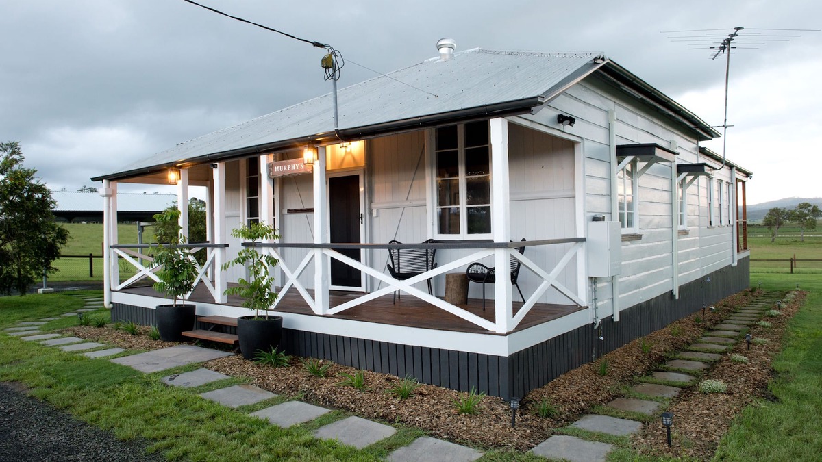 Tamrookum Cottage | Recently renovated cottage, enjoy a bath with a view