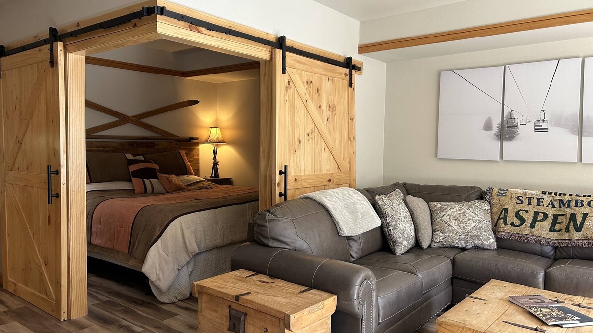 Keystone Apartment | Recently Renovated Large Studio w/Private Sleeping Area. 100 steps to Peru Lift