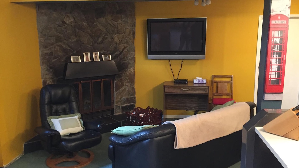 Calgary Apartment | Recently Renovated Spacious 2 Bedroom Pet-Friendly Suite