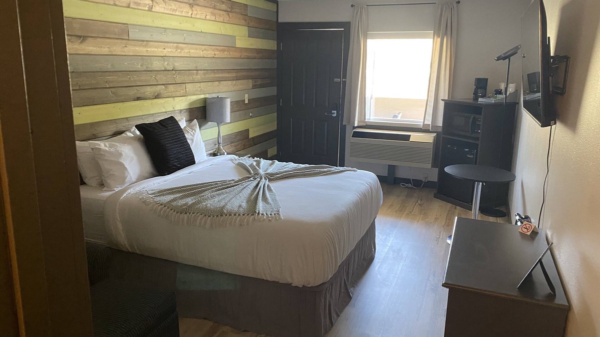 Davenport Apartment | Recently Renovated and Now Open For You To Stay! Close to the Water