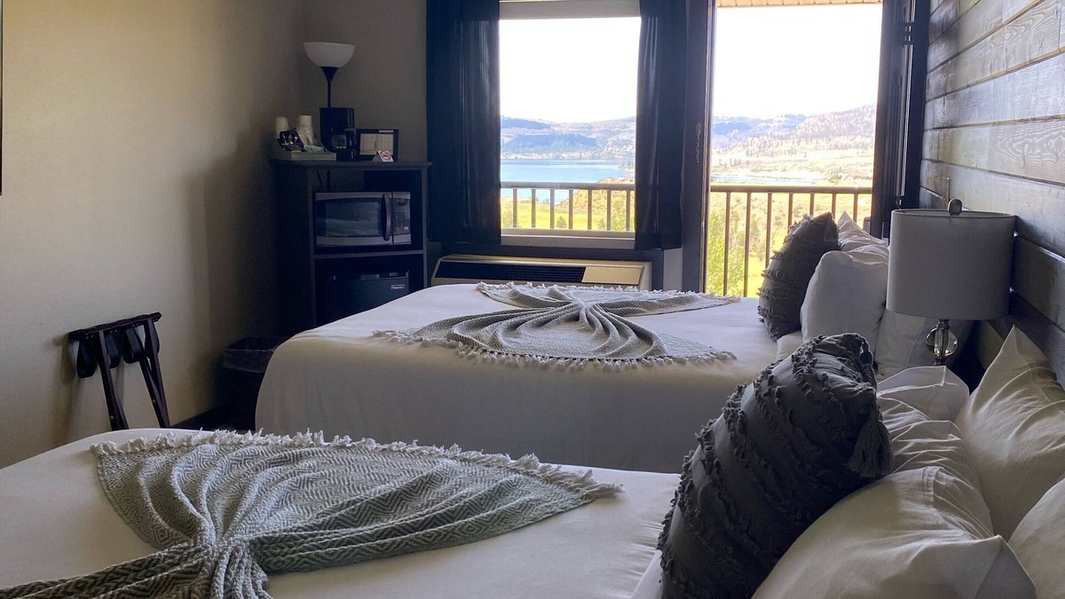 Davenport Apartment | Recently Renovated With Stunning Lake Views!