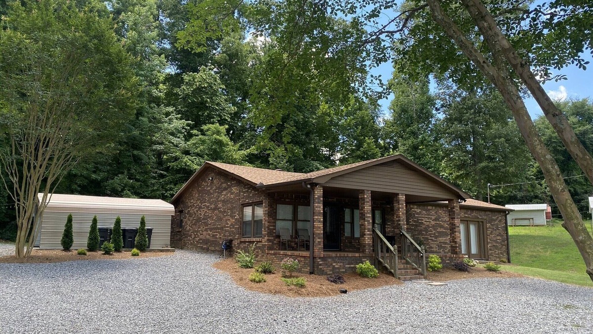 Guntersville House | Recently Renovated Home w/private boathouse on main channel of Lake Guntersville