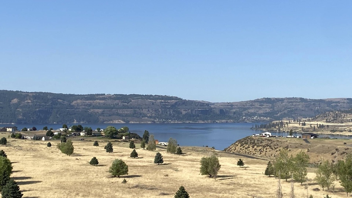 Davenport Apartment | Recently Restored Old Motel Over Looking Lake Roosevelt