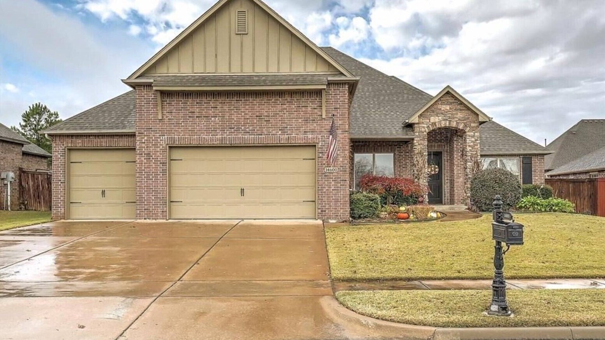 Glenpool House | Recently Updated Home with outdoor grilling area and movie room