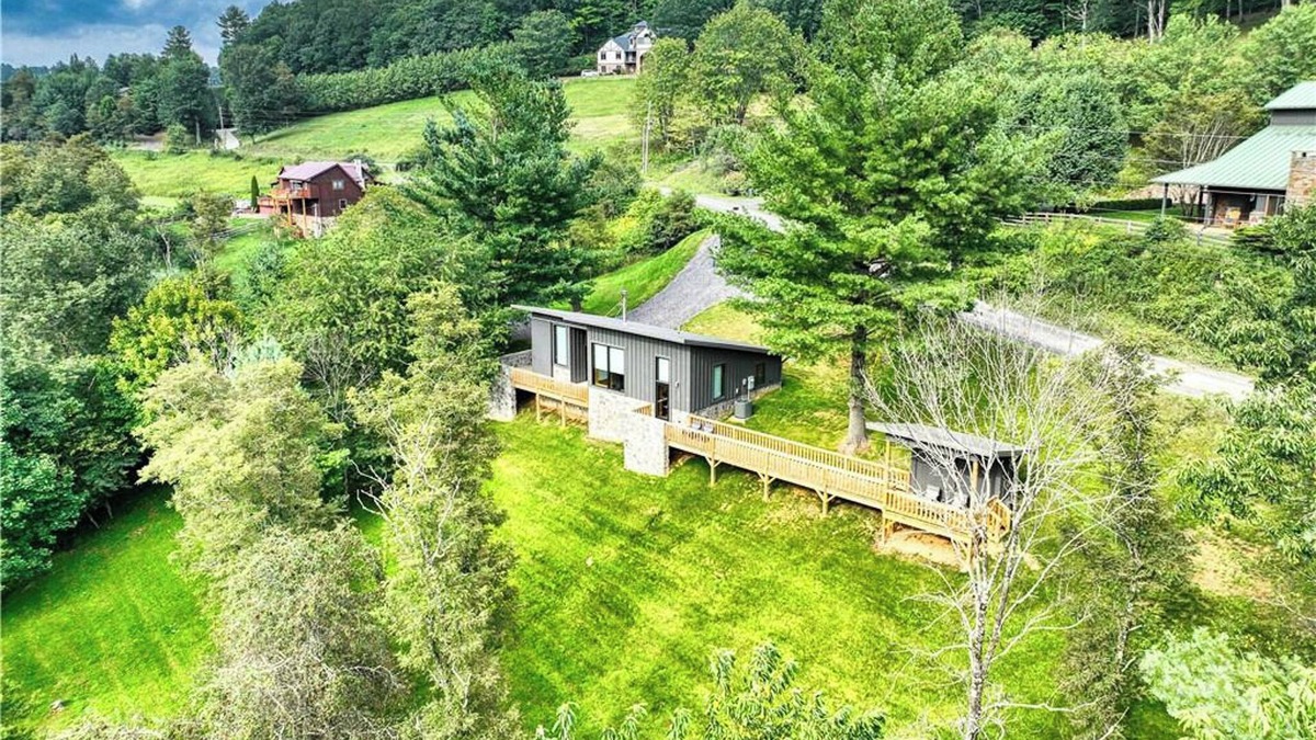 West Jefferson Cabin | Recharge in the High Country - WiFi, Comfort & Mtn Serenity @Enchanted Escape