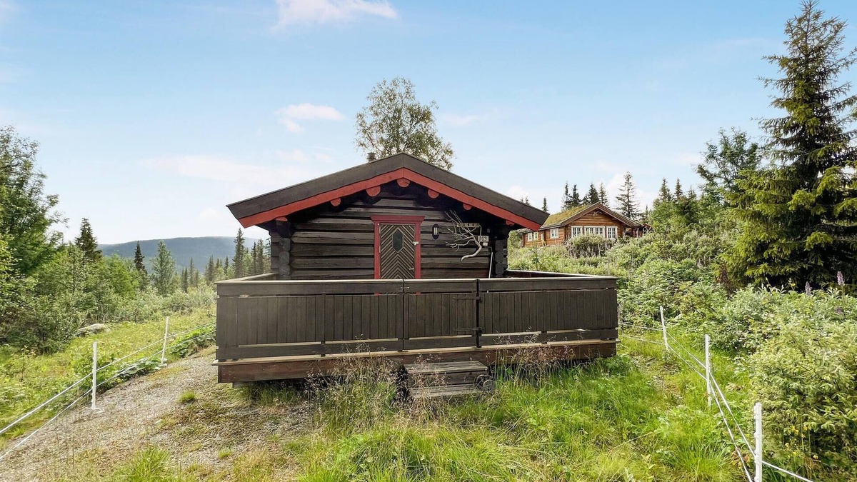 Nordre Land House | Recharge your batteries in this cozy log cabin near the Synna River.