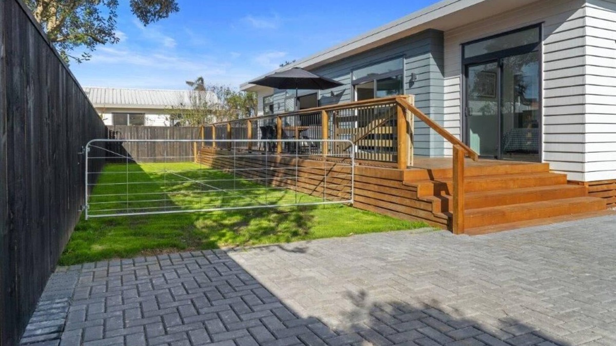 Waihi Beach House | Recline on Leo Summar