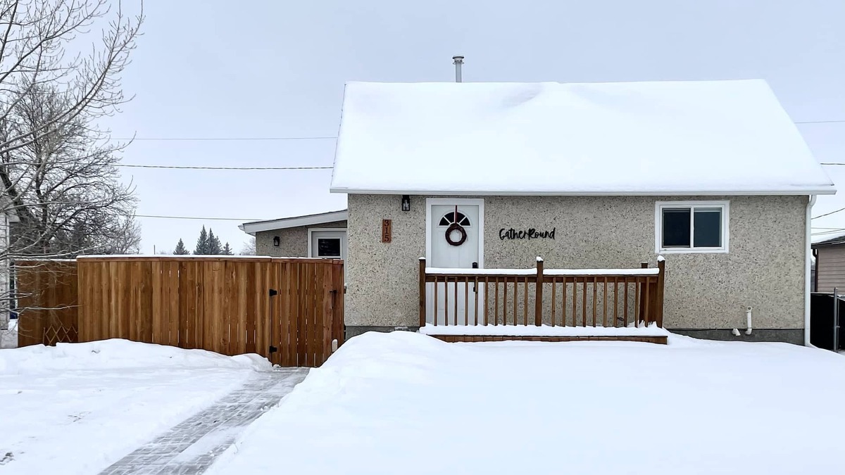 Maple Creek House | Reconnect with loved ones and good friends in GatherRound Guesthouse!