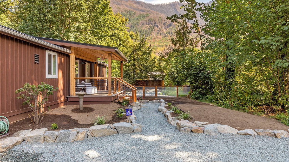 Baring Cabin | Recreation Station - game room, hot tub, plunge pool!