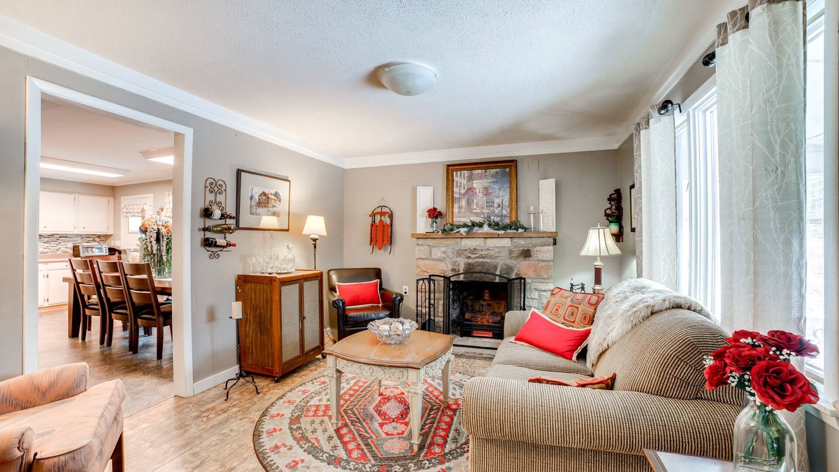 Gray House | Rector Home w/Hot Tub ~ 6 Mi to Ligonier!