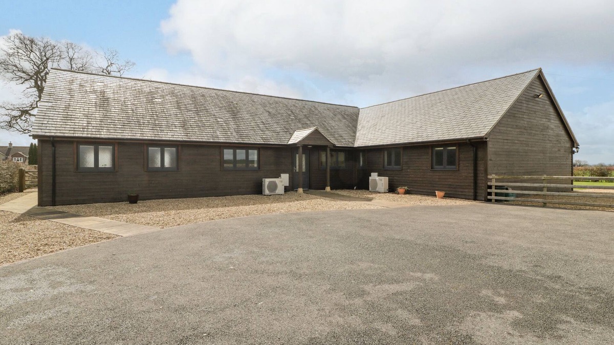 Queen Camel Cottage | RECTORY FARM LODGE, pet friendly, with a garden in Queen Camel