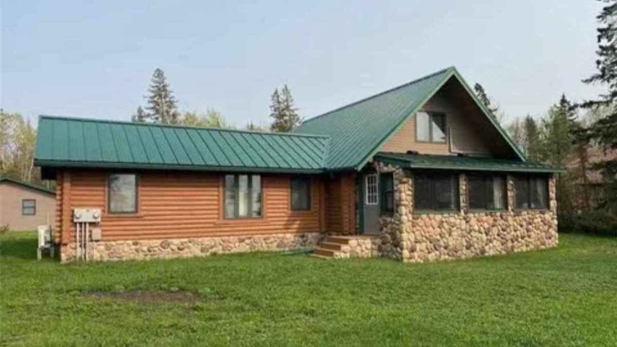Beltrami County Cabin | Red Bear Beach Front Log Cabin and Guided Snobear Rental