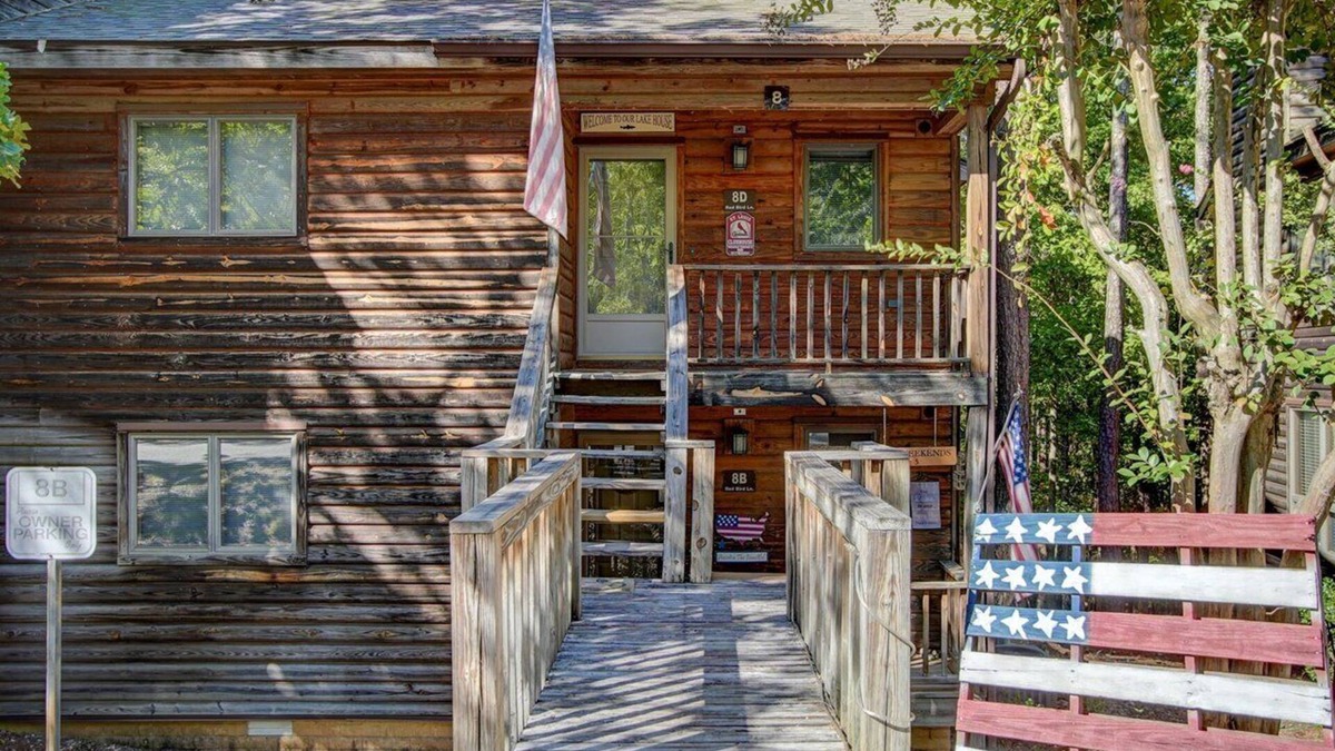 Mount Ida Condo | Red Bird Retreat/8DRB, Mt Harbor 2/2 Fully Stocked Next to Pool hosted by LOVR