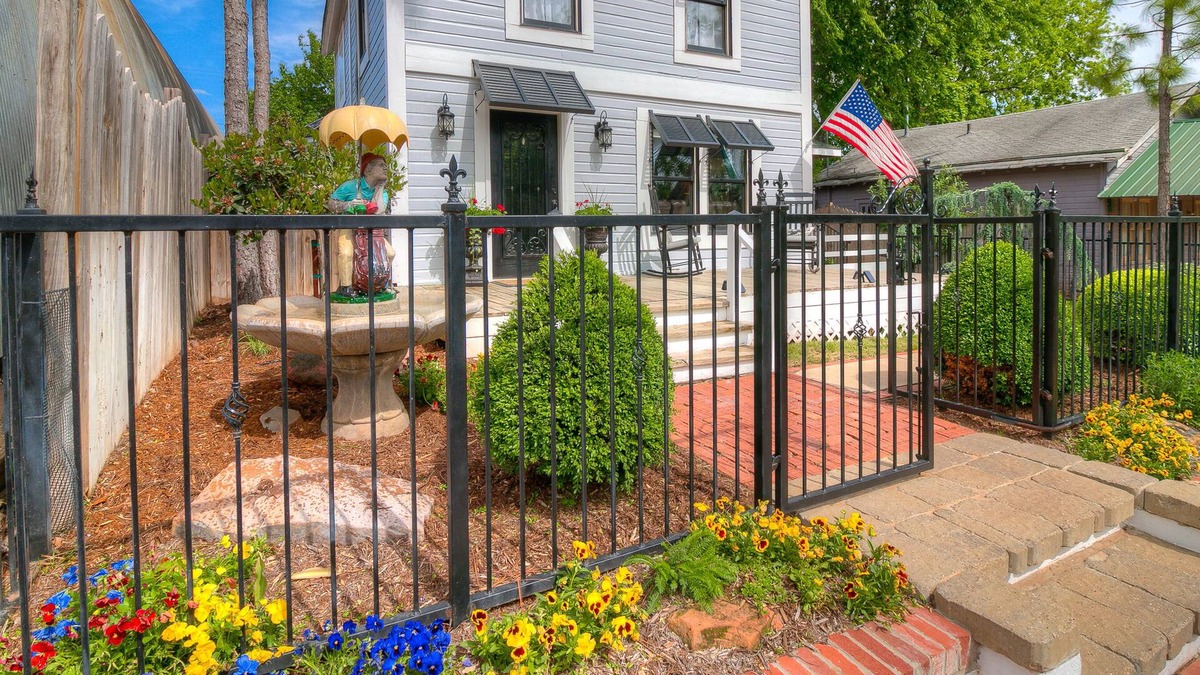 Guthrie House | Red Brick & Blue Skies / POOL & SPA