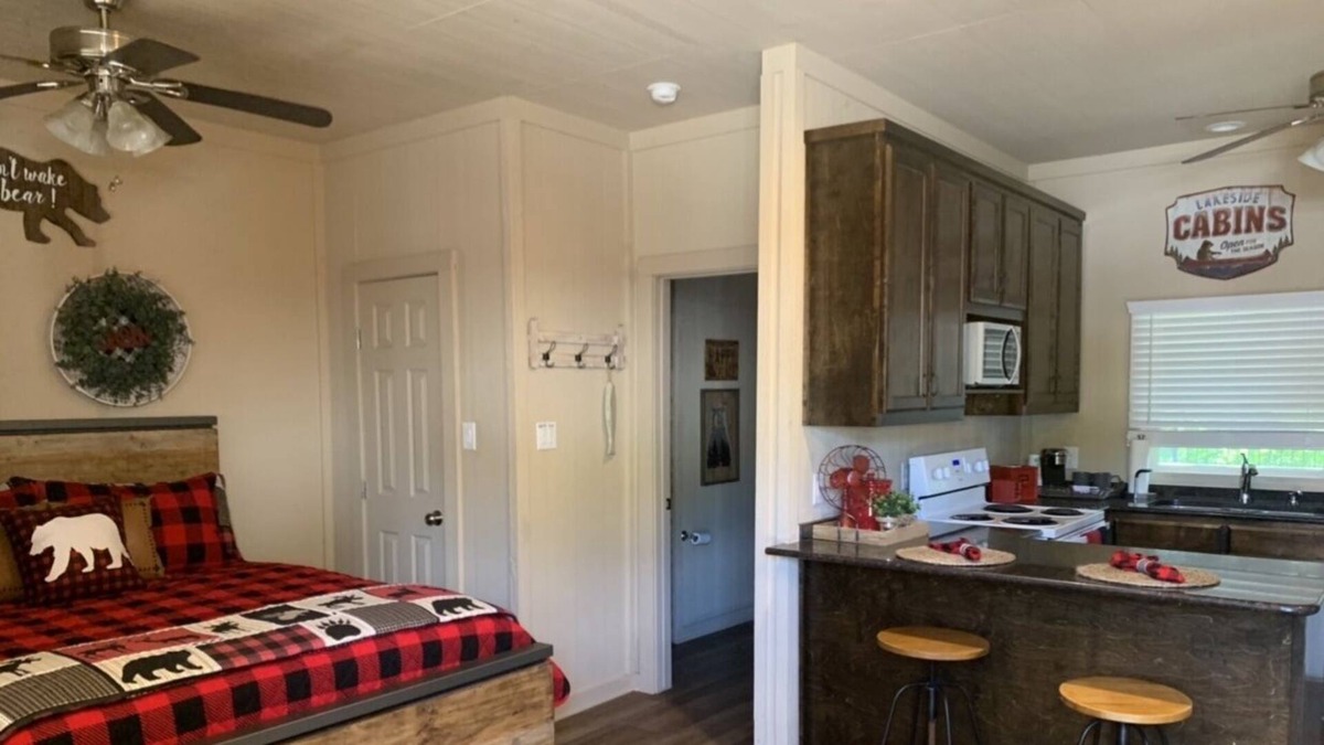 Bryan County Cabin | Red Cabin and RV parking with Access to the Red River
