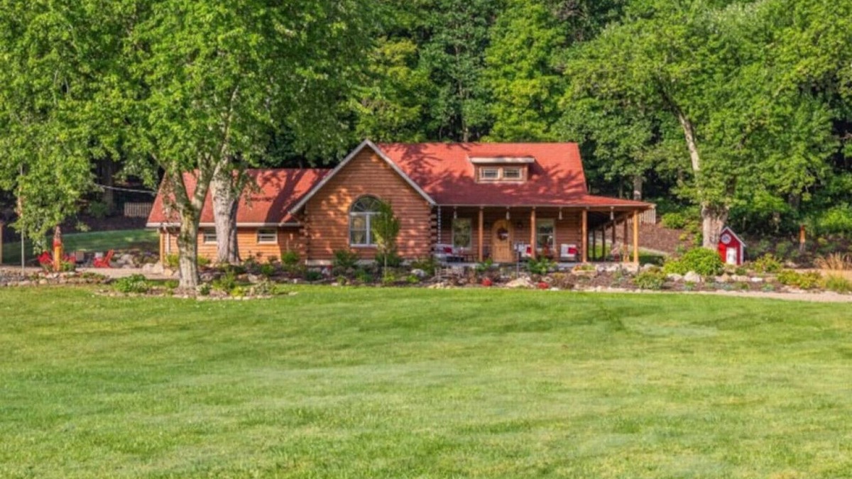 Mansfield Cabin | Red Cardinal Lodge Near Snow Trails