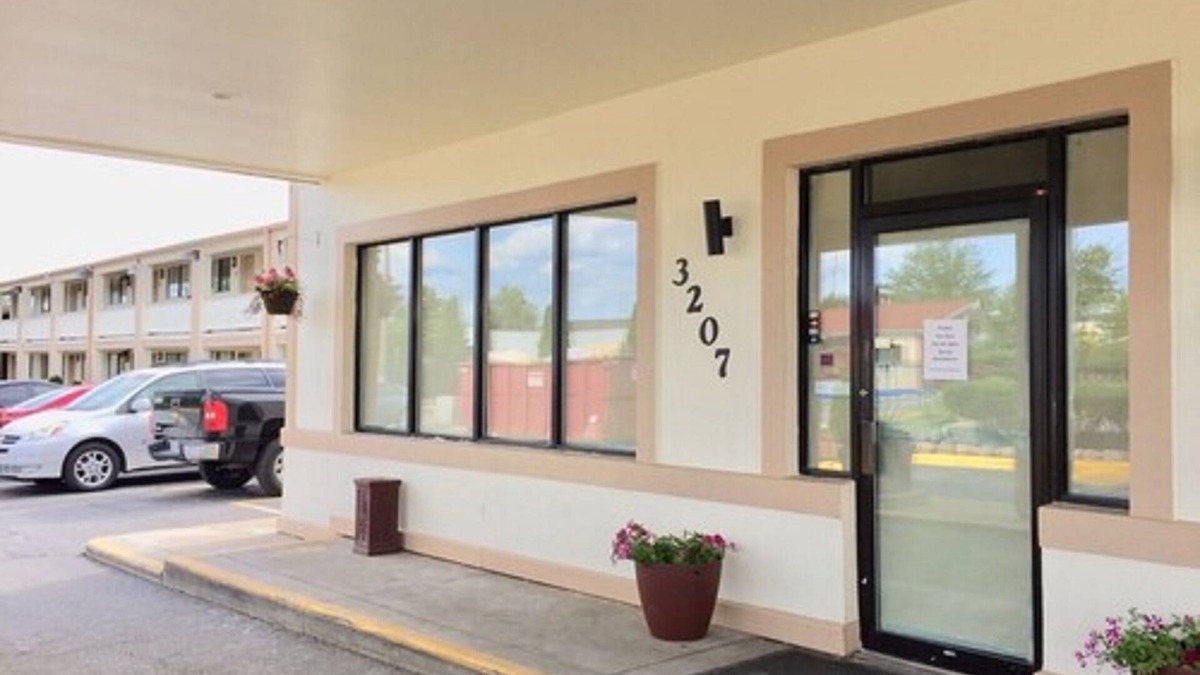 North Chicago Hotel | Red Carpet Inn Great Lakes