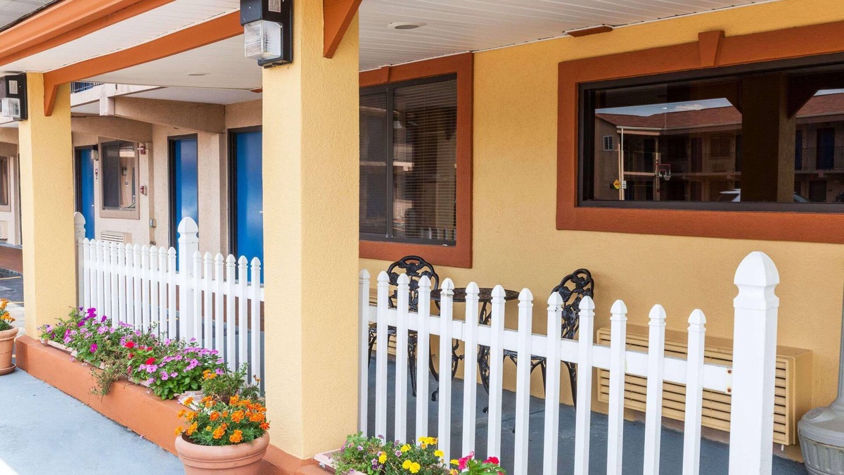 Elkton Hotel | Red Carpet Inn