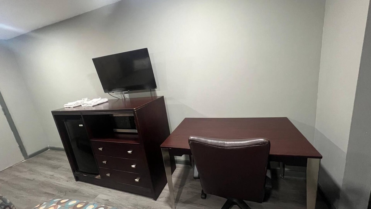 Garfield Heights Hotel | Red Carpet Inn