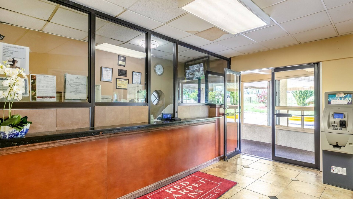 Cove - East Side - Shippan Hotel | Red Carpet Inn