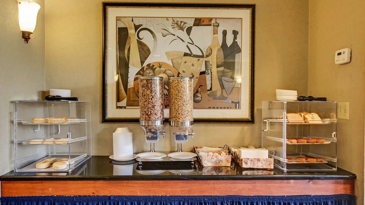 Cedar Knolls Hotel | Red Carpet Inn