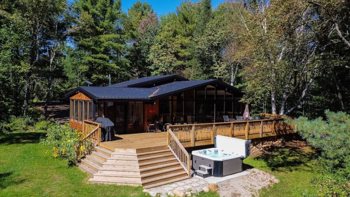 Minden Hills Cottage | Red Cedar Chalet on Brady Lake (Sauna and hot tub)