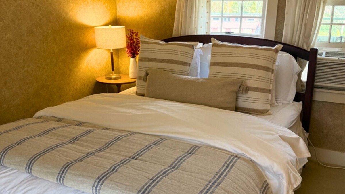 Mendon Apartment | Red Clover Inn 2-story Queen Suite near Killington